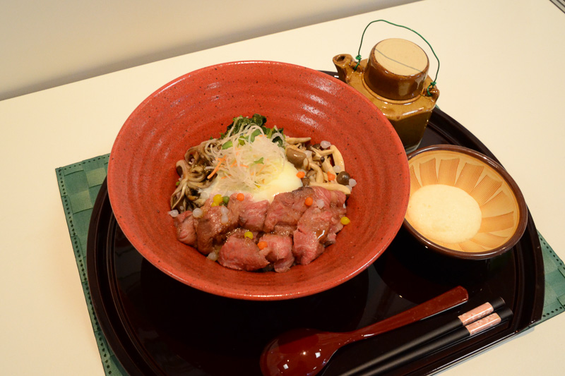 準グランプリの上信越自動車道 横川SA（上り）荻野屋「上州牛 三度の肉めし」（1350円）