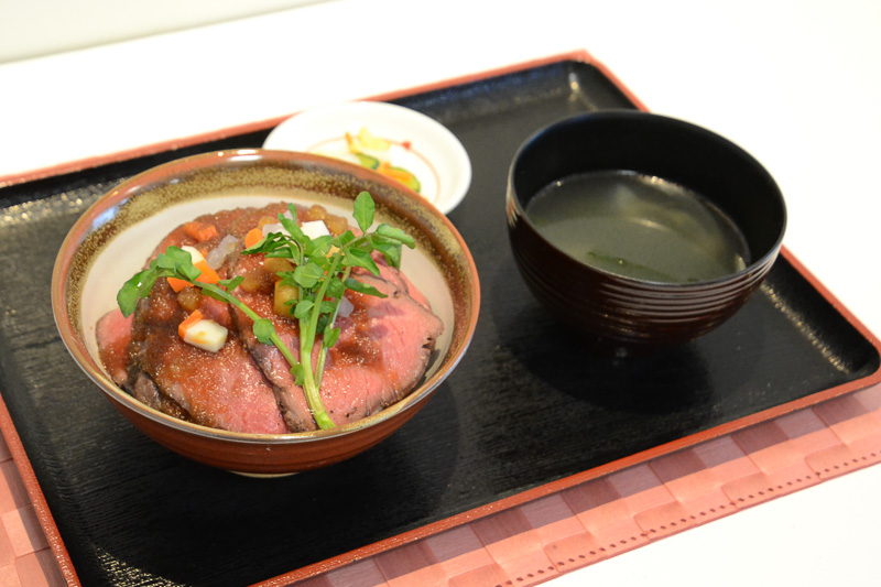 審査委員特別賞の東北自動車道 安達太良SA（上り）日の丸サンズ「ローストビーフの提灯まつり丼」（1480円）