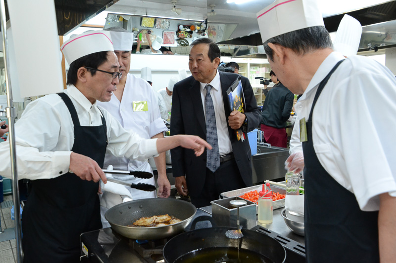 調理中も材料や作り方など話が弾む