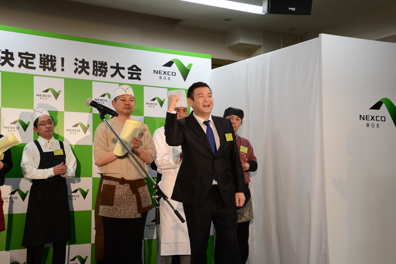 グランプリを受賞したジャパンフードマネジメント株式会社の山下さん