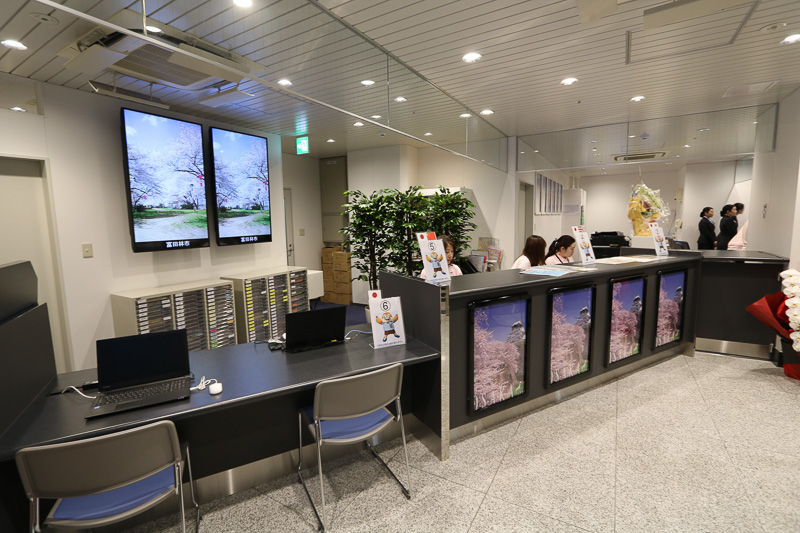 大阪観光局の観光案内所はさらに左に広がっている