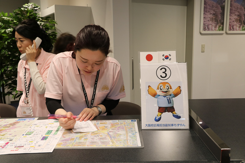 対応する人によってサービスに違いはないが、スタッフの対応言語が担当者の横の札に国旗で示される