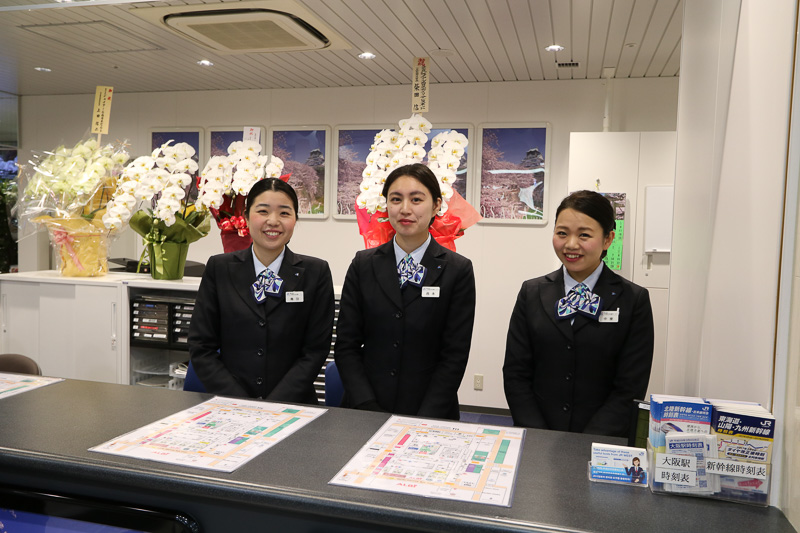 JR西日本の鉄道案内のスタッフ