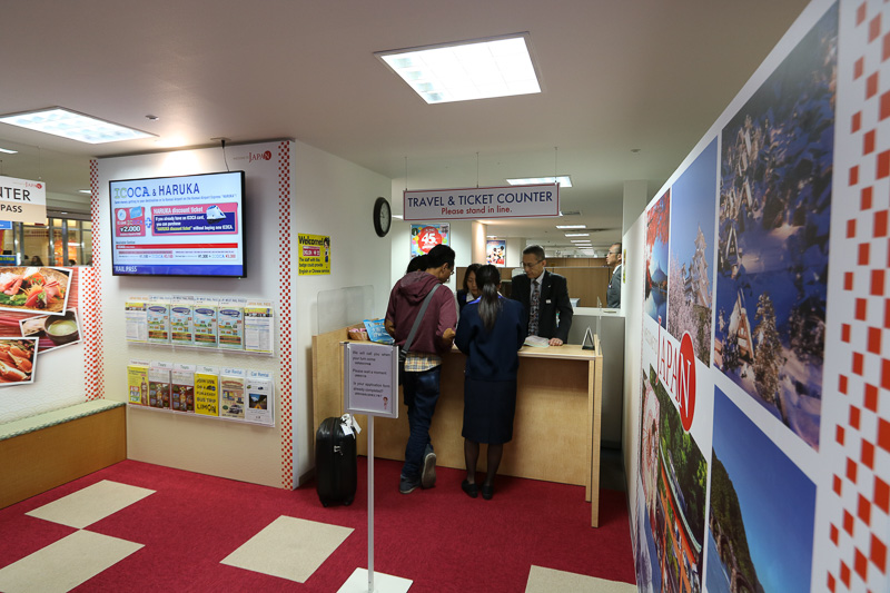 外国人旅行者向けのレールパスの販売や引き換えを行なうチケットカウンターも日本旅行TiS大阪支店内にある