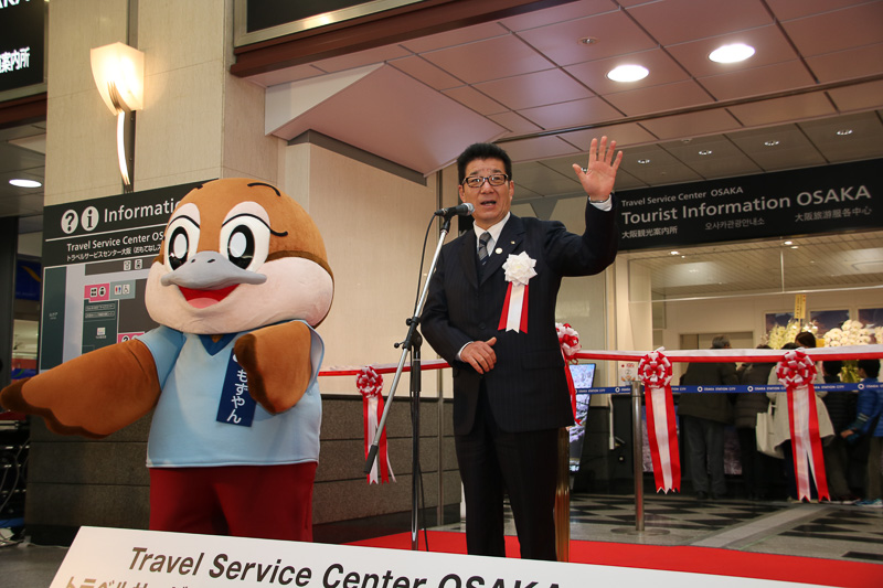 大阪府知事 松井一郎氏と、隣のキャラクターは大阪府広報担当副知事もずやん。知事がボケるタイミングではしっかりと翼でツッコミをしていた