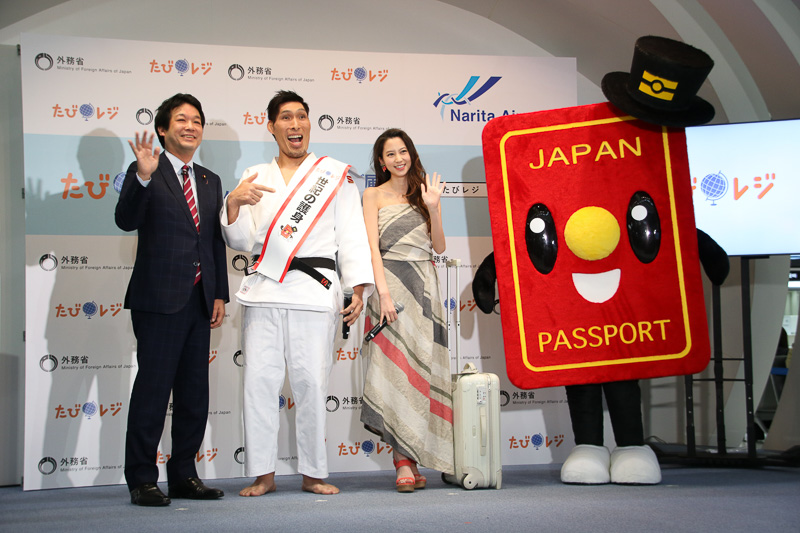 「たびレジ」の登録促進イベントに参加した、左から外務副大臣の薗浦健太郎氏、篠原信一さん、河北麻友子さんと、外務省のパスポートのキャラクター「パスポくん」