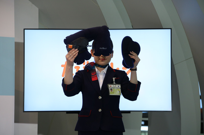 イベント中の「たびレジ」登録者がもらえたアイマスク、首枕、耳栓、スリッパ。JALの地上係員が協力
