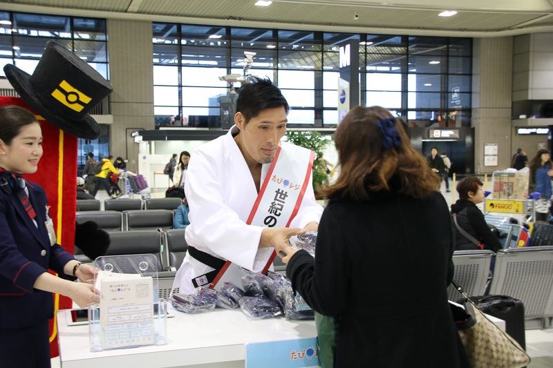 登録者に篠原さんがトラベル4点セットを手渡した