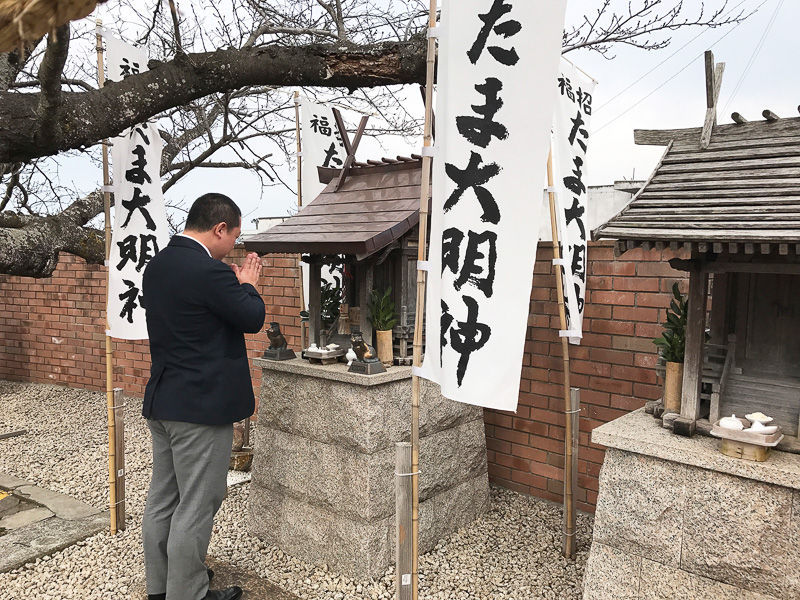 ホームには「たま神社」があります