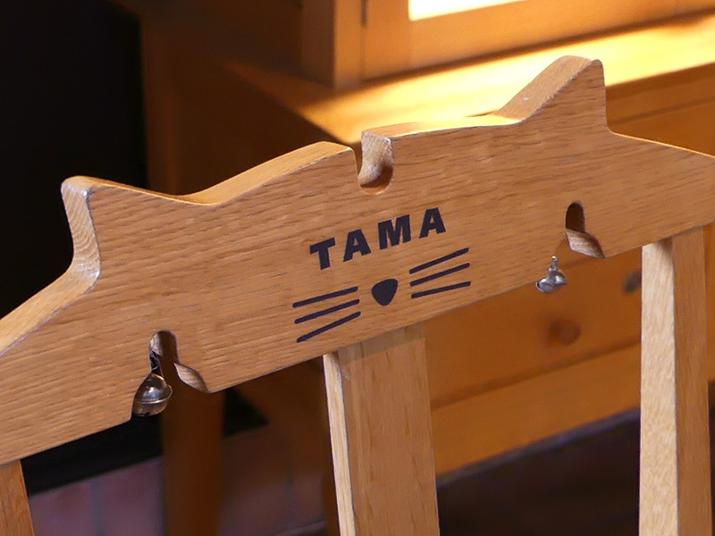 椅子の背もたれが猫の耳