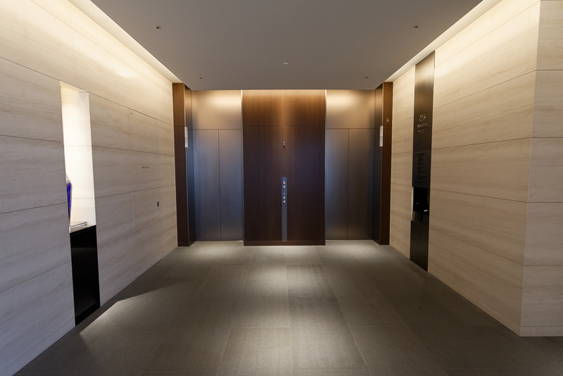 自動ドアをくぐるとすぐにエレベータホール。エレベータで22階へ