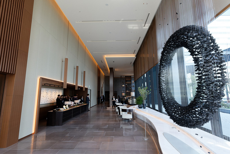 ロビー。手前の黒い輪は、韓国人アーティスト パク・ソンギ氏によるアート作品