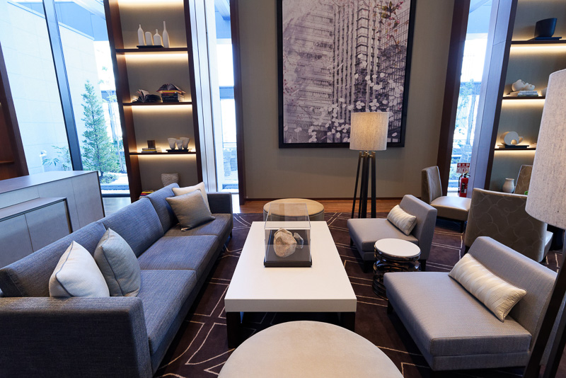 世界各国のアーティストの作品が飾られているラウンジ