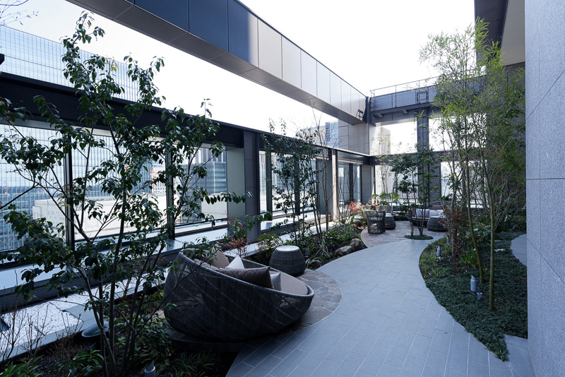 まるで空中庭園のようなテラス