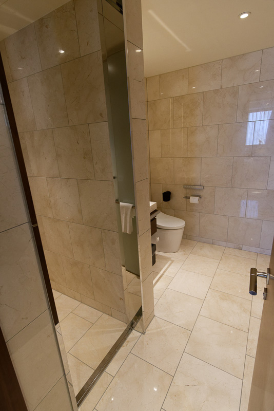 入口の廊下途中にあるトイレとシャワールーム