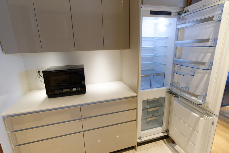 大型冷蔵庫はシステムキッチンに溶け込む外観