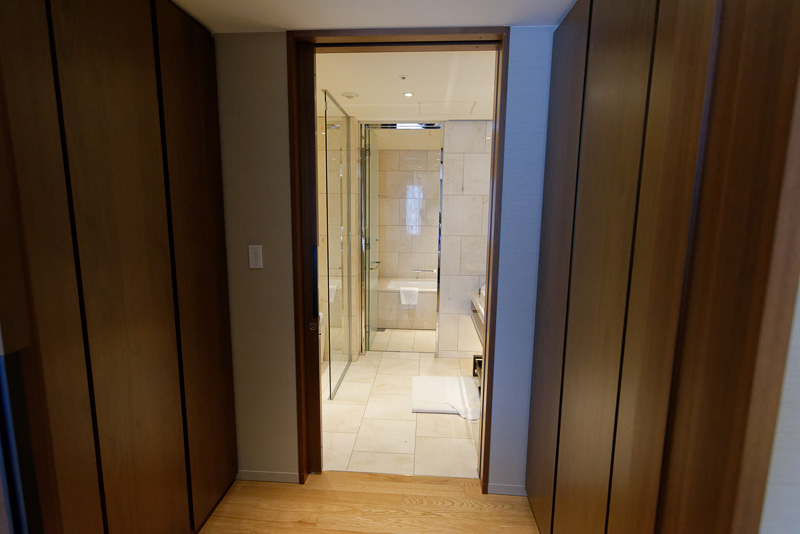 主寝室からつながるバスルーム