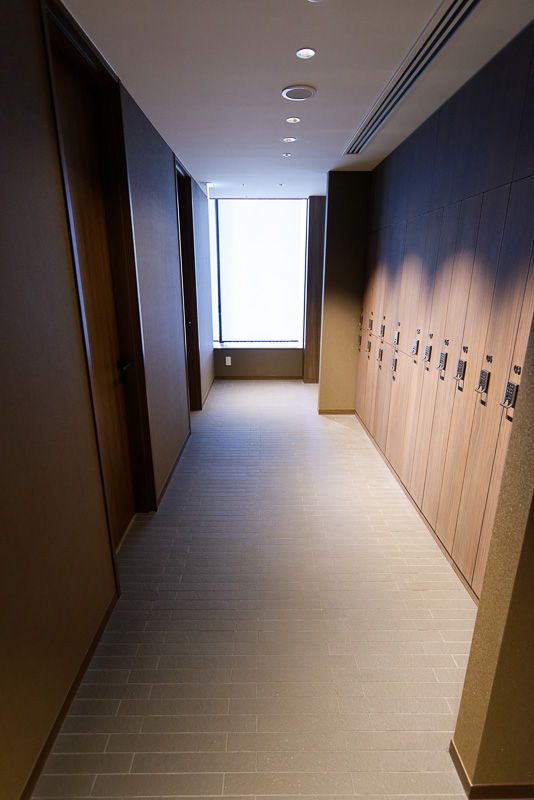 トレーニングジムとプールの間にある女性用更衣室とシャワールーム。広々としたパウダールームも目を引く