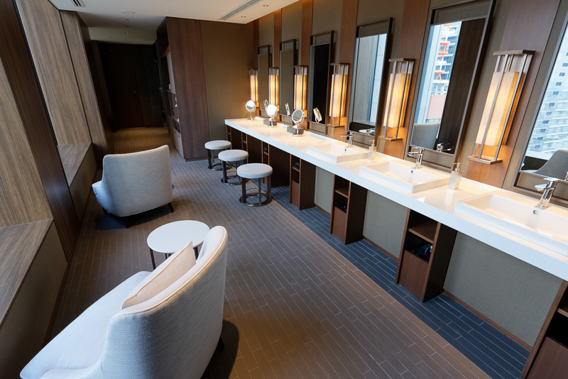 トレーニングジムとプールの間にある女性用更衣室とシャワールーム。広々としたパウダールームも目を引く