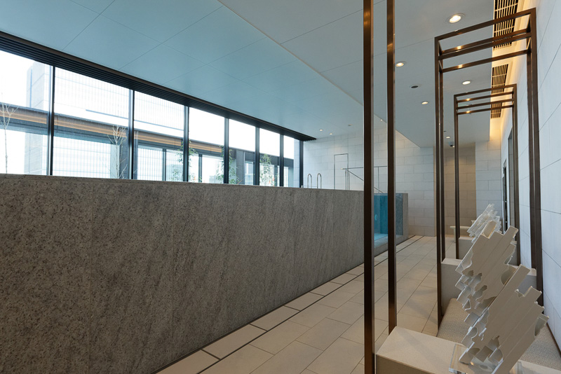 プールは一部が水槽のように透けて見える構造