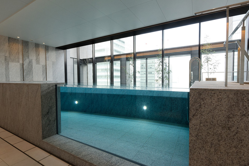 プールは一部が水槽のように透けて見える構造