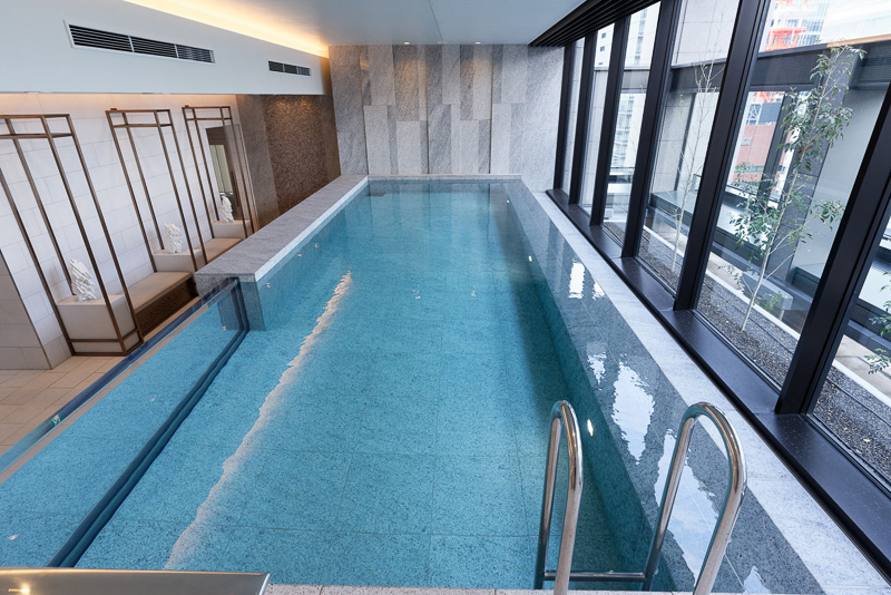 プールは一部が水槽のように透けて見える構造