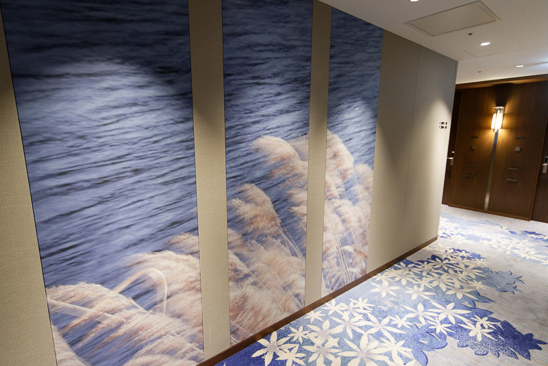 27～28階は「秋」を思わせるすすきやイチョウなど