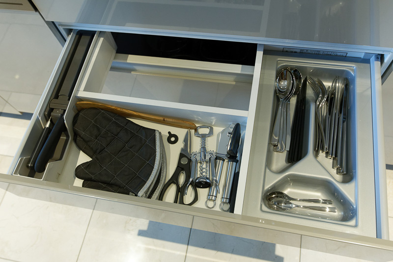 すぐに料理ができるようキッチン用品が収められている