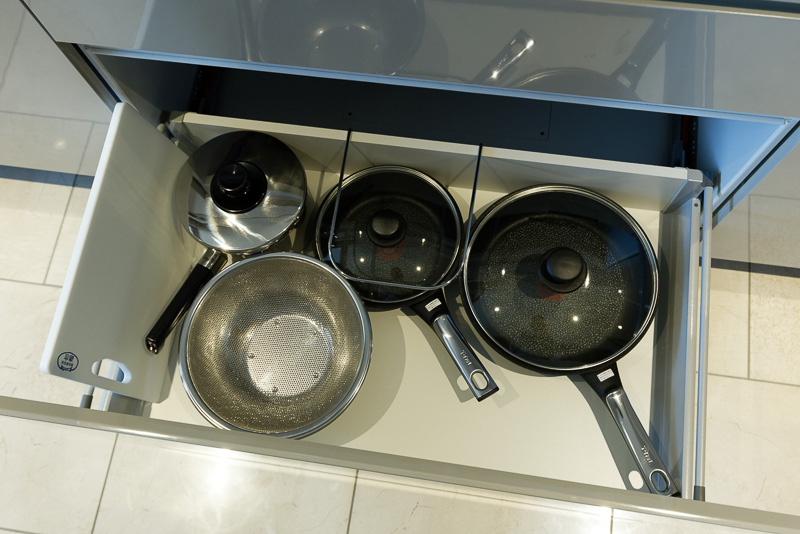 すぐに料理ができるようキッチン用品が収められている