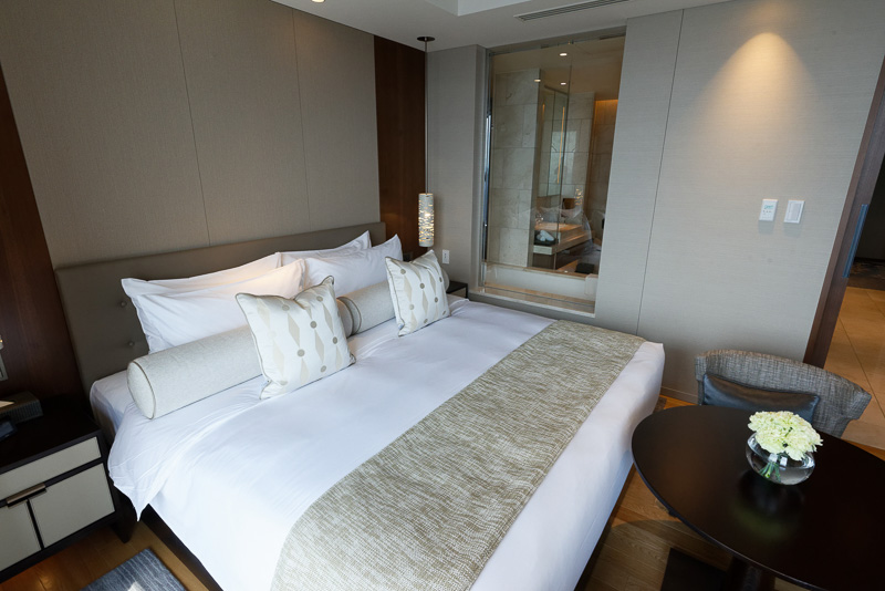 ベッドルームとバスルームの間が窓ガラスで仕切られている