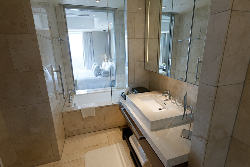 ベッドルームとバスルームの間が窓ガラスで仕切られている