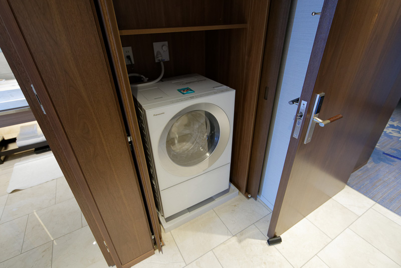 洗濯機は扉で隠されている