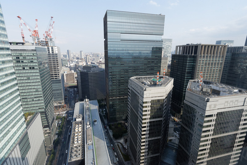 ベッドルームからの眺望。高層ビル群が間近に迫る