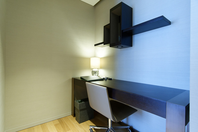 リビングとベッドルームとの間にあるワーキングデスク