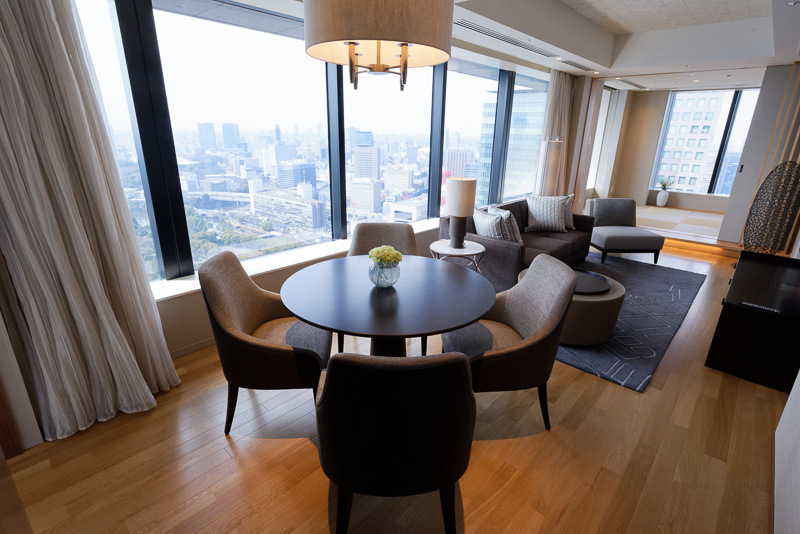 皇居を見渡せるリビング