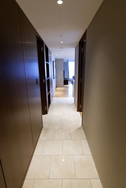 廊下を折れたその先がキッチンとリビングになっている