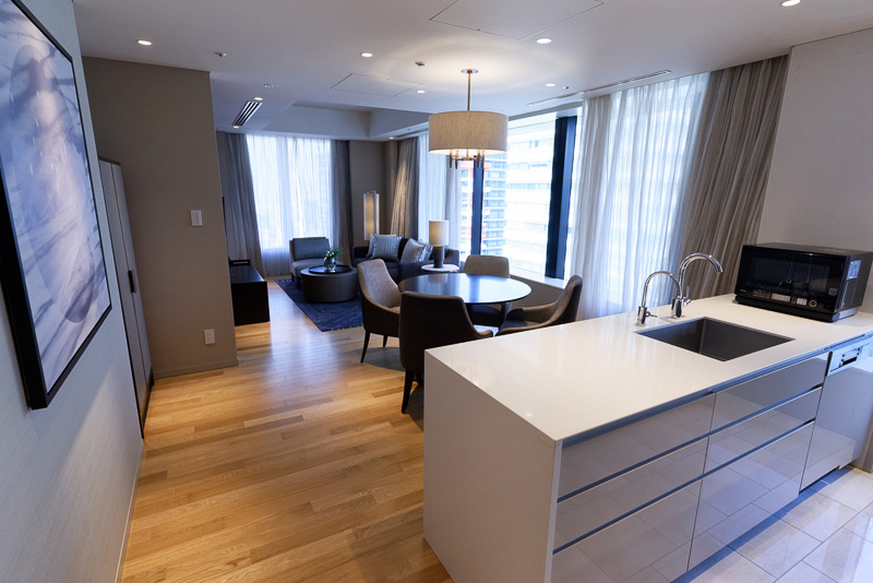 廊下を折れたその先がキッチンとリビングになっている