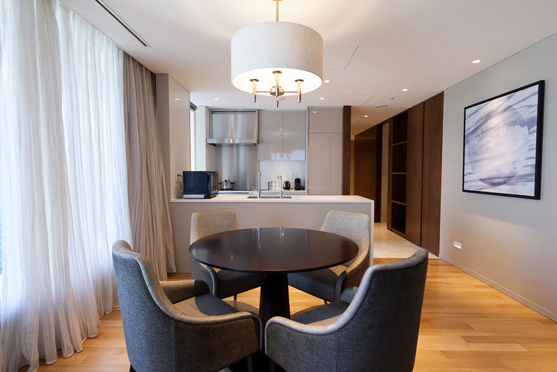 対面型キッチンとリビング