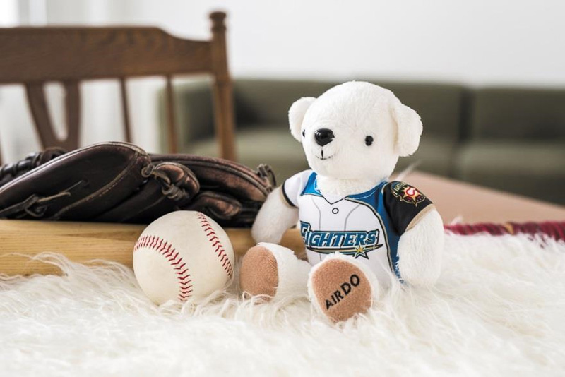 北海道日本ハムファイターズのホーム仕様ユニフォームを着用した「ファイターズ ベア・ドゥ」を機内限定発売