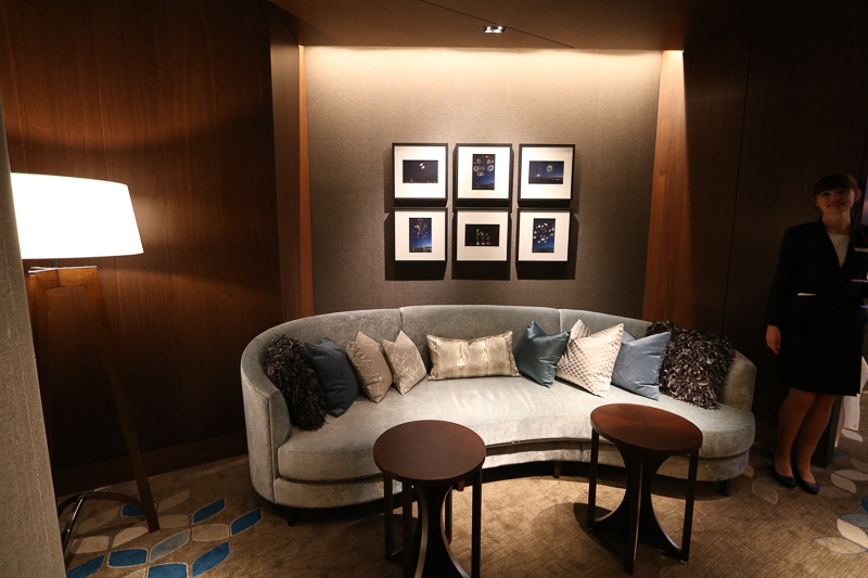 デスクの後方にはソファとテーブル