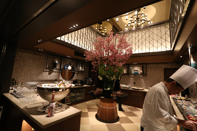 ビュッフェゾーンでは軽食が用意される