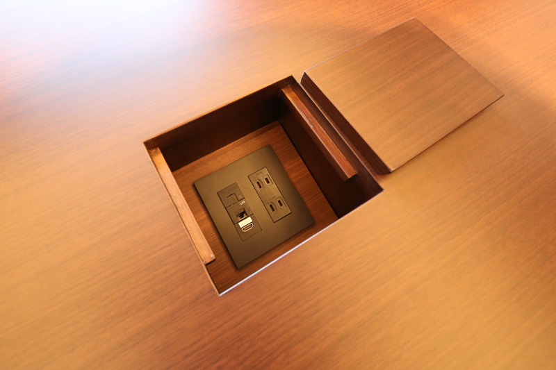 テーブルの中央にはコンセントとHDMI端子がある