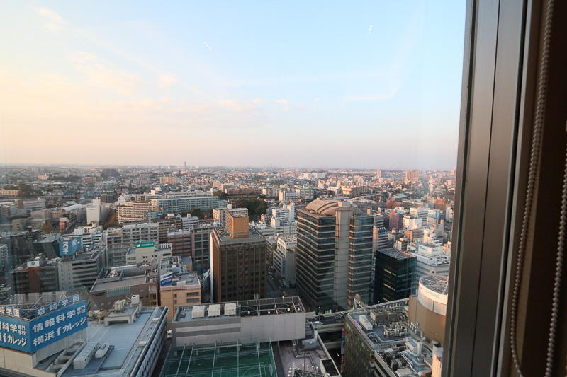 ミーティングルームからの眺め。新横浜駅方面に向いている