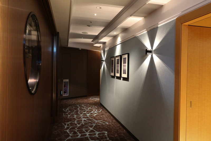 シェラトンクラブのフロアの通路はいずれも落ち着いたアースカラーでまとめた