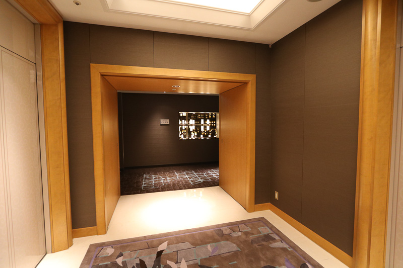 27階は吹き抜けがあり、26階ラウンジが見える