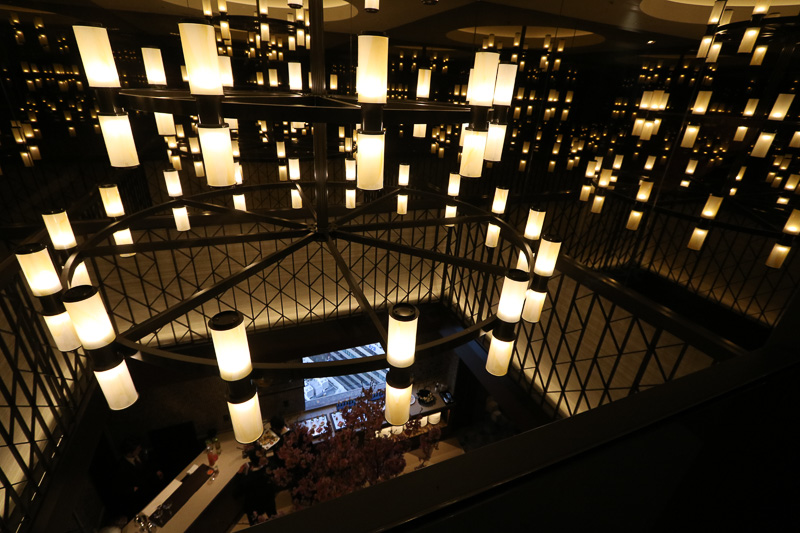 27階は吹き抜けがあり、26階ラウンジが見える