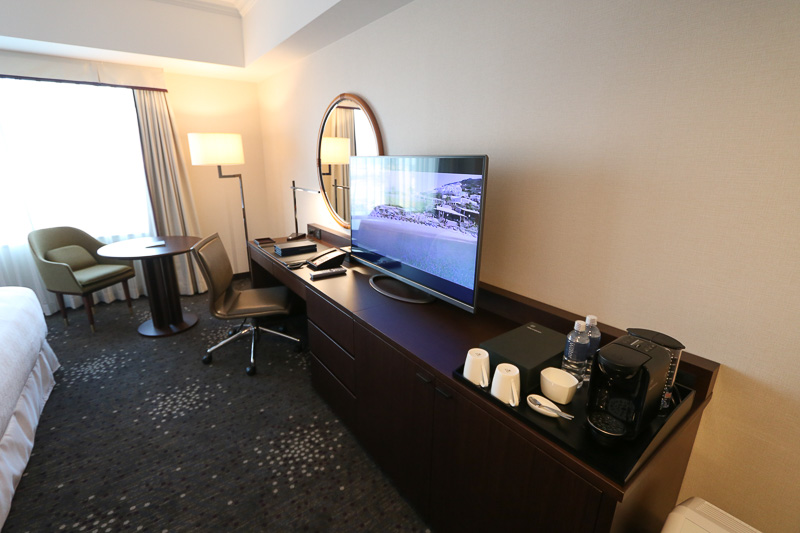 テレビとデスク