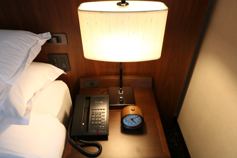 ベッドサイドテーブル