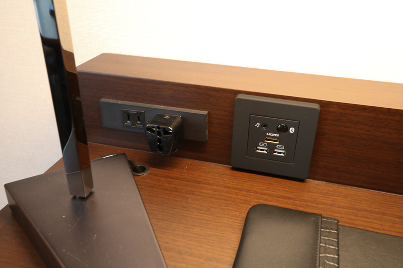 電源のほか、充電用USBポートやテレビへのHDMI端子。Bluetoothマークはペアリングして無線で音楽再生ができる