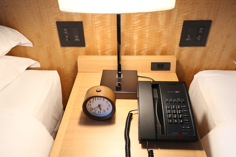 ベッドサイドテーブル。ライトのベースにUSBポートがある